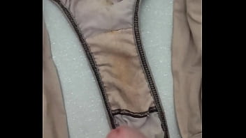 Gozando na calcinha da esposa