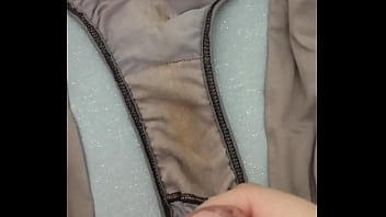 Gozando na calcinha da esposa