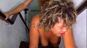 Sozinha em casa chamei o zé entrega entregador novinho e bonitinho ofereci meu cuzinho como gorjeta e gozei gostoso