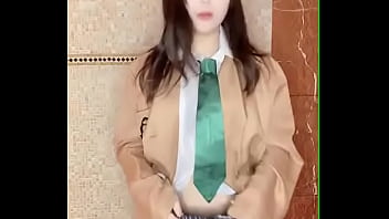 我尝试穿着一个英俊的男人的制服来实现衣服! 我尝试穿着一个英俊的男人的制服来实现衣服!