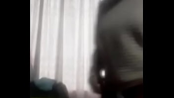 Mi novia caliente me enseña el culo