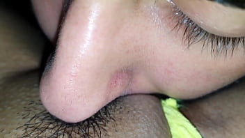 Melhor forma de acordar recebendo carinho no grelão