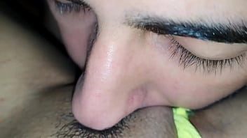 Melhor forma de acordar recebendo carinho no grelão