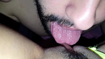 Melhor forma de acordar recebendo carinho no grelão