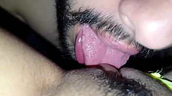 Melhor forma de acordar recebendo carinho no grelão