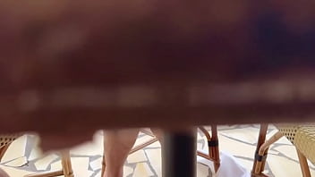 Lunch today in waikiki noisy restaurant lots of road noise from kalakaua avenue interesting things happening below the