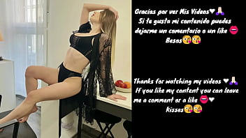 Chica elegante juega con su coño hasta tener orgasmo intenso