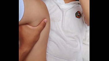 Quitando la virginidad a la nueva de la escuela 18 añitos es convencida para follar en el recreo ella viene del campo ya grita fuerte