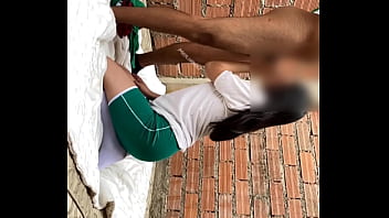 Quitando la virginidad a la nueva de la escuela 18 añitos es convencida para follar en el recreo ella viene del campo ya grita fuerte