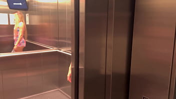 Fudendo o cú da vizinha casada que encontrei no elavador gabily castro