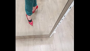 Essayage de petit talon sexy rouge