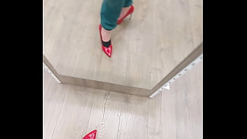 Essayage de petit talon sexy rouge
