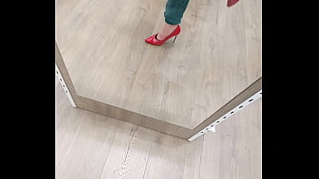 Essayage de petit talon sexy rouge
