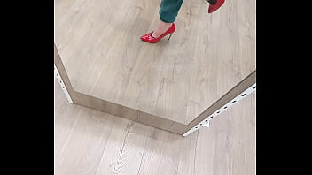 Essayage de petit talon sexy rouge