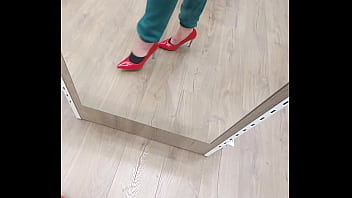 Essayage de petit talon sexy rouge