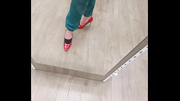 Essayage de petit talon sexy rouge