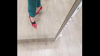 Essayage de petit talon sexy rouge