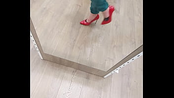 Essayage de petit talon sexy rouge
