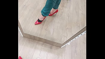 Essayage de petit talon sexy rouge