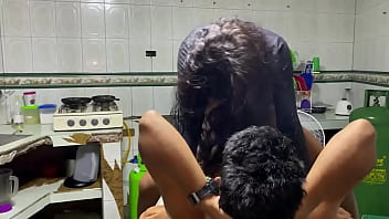 Me follo a la hijastra de mis papa a ver que la casa esta sola