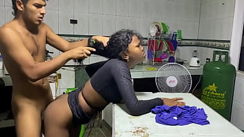 Me follo a la hijastra de mis papa a ver que la casa esta sola