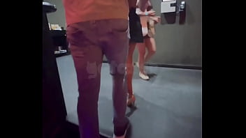 Encontrei essa casada safada na balada com o corno olhando meti na frente dele arrombei na pracinha em dogging safado e depois levei pro corno apagou gozei fundo na buceta completo no red