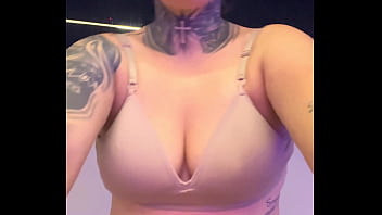 Meu personal da academia ficou com tanto tesão que não aguentou e me fez chupar o pau dele ate eu vomitar engasga na pica grossa sua puta safada chupa essa porra