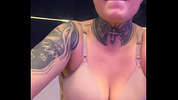 Meu personal da academia ficou com tanto tesão que não aguentou e me fez chupar o pau dele ate eu vomitar engasga na pica grossa sua puta safada chupa essa porra