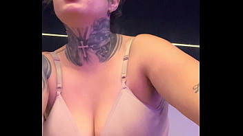 Meu personal da academia ficou com tanto tesão que não aguentou e me fez chupar o pau dele ate eu vomitar engasga na pica grossa sua puta safada chupa essa porra