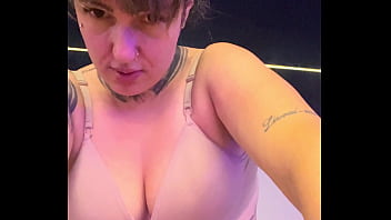 Meu personal da academia ficou com tanto tesão que não aguentou e me fez chupar o pau dele ate eu vomitar engasga na pica grossa sua puta safada chupa essa porra