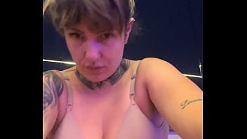 Meu personal da academia ficou com tanto tesão que não aguentou e me fez chupar o pau dele ate eu vomitar engasga na pica grossa sua puta safada chupa essa porra