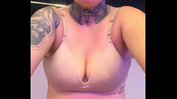 Meu personal da academia ficou com tanto tesão que não aguentou e me fez chupar o pau dele ate eu vomitar engasga na pica grossa sua puta safada chupa essa porra