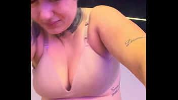 Meu personal da academia ficou com tanto tesão que não aguentou e me fez chupar o pau dele ate eu vomitar engasga na pica grossa sua puta safada chupa essa porra