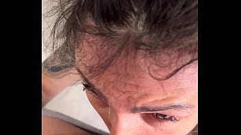 Meu personal da academia ficou com tanto tesão que não aguentou e me fez chupar o pau dele ate eu vomitar engasga na pica grossa sua puta safada chupa essa porra