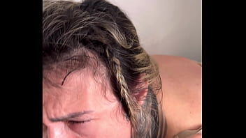 Meu personal da academia ficou com tanto tesão que não aguentou e me fez chupar o pau dele ate eu vomitar engasga na pica grossa sua puta safada chupa essa porra