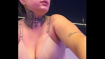 Meu personal da academia ficou com tanto tesão que não aguentou e me fez chupar o pau dele ate eu vomitar engasga na pica grossa sua puta safada chupa essa porra