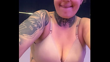 Meu personal da academia ficou com tanto tesão que não aguentou e me fez chupar o pau dele ate eu vomitar engasga na pica grossa sua puta safada chupa essa porra