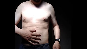 Homem sem camisa se mostrando