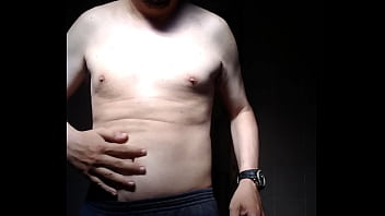 Homem sem camisa se mostrando