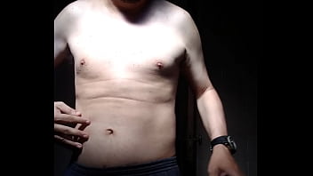 Homem sem camisa se mostrando