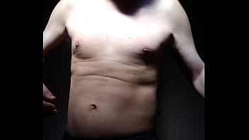 Homem sem camisa se mostrando