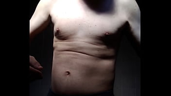 Homem sem camisa se mostrando