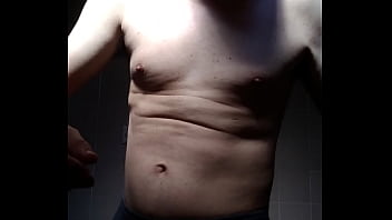 Homem sem camisa se mostrando