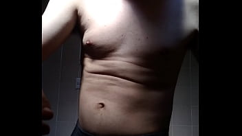 Homem sem camisa se mostrando