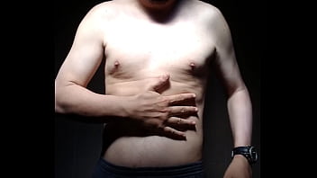 Homem sem camisa se mostrando