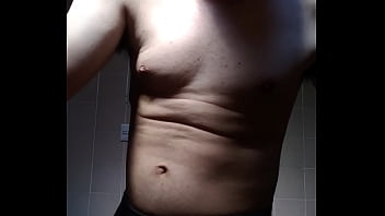 Homem sem camisa se mostrando