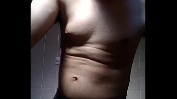 Homem sem camisa se mostrando