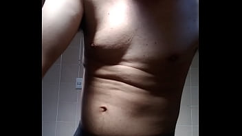 Homem sem camisa se mostrando