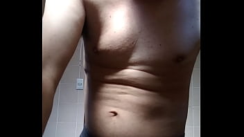 Homem sem camisa se mostrando