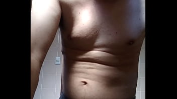 Homem sem camisa se mostrando